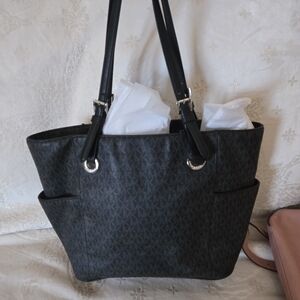 Michael Kors - Monogram Tote 👜